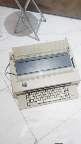 Máquina de escrever elétrica 