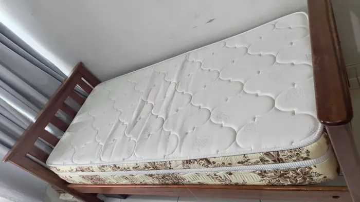 DESAPEGO: CAMA SOLTEIRO MADEIRA MACIÇA + COLCHÃO