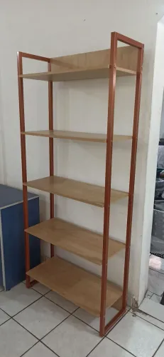 Estante com 5 prateleiras para livros