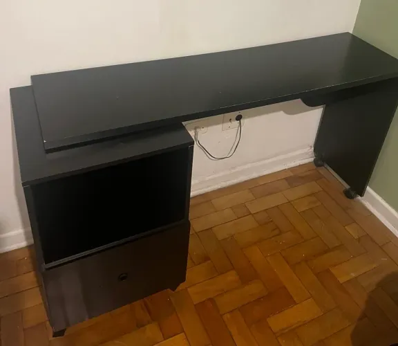 Escrivaninha preta com gaveta e tampo giratório 