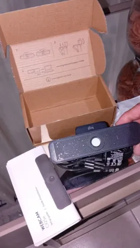 Câmera LONGITECH resolução HD 1080p. Ótima para transmissões e videoconferências.