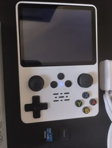 Videogame Portátil R35S em bom estado de conservação - Sem o cartão de memória