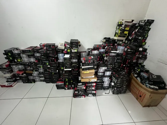 Lote com 760 placas de vídeo 