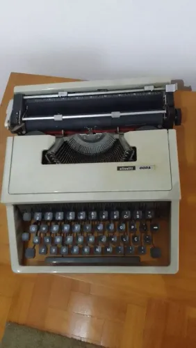Máquina de Escrever Olivetti Dora.