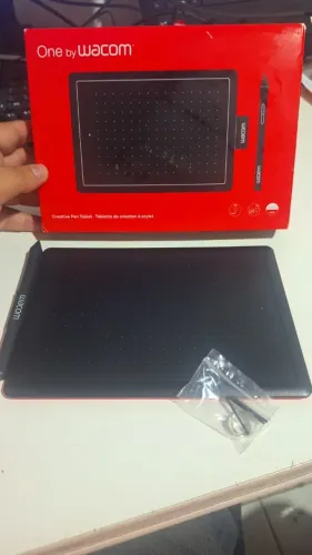 Mesa Digitalizadora One By Wacom CTL472, Pequena, Cor Preto e Vermelho