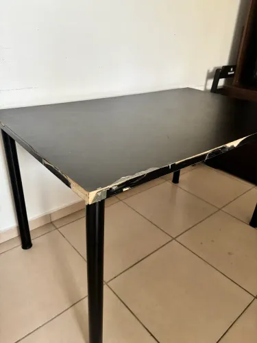 Mesa preta pés em alumínio 