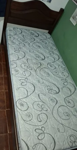 Cama de madeira maçica e Colchão semi-novo D28 com somente 3 meses de uso