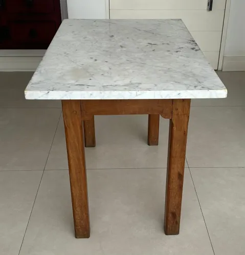 Mesa com tampo em mármore.