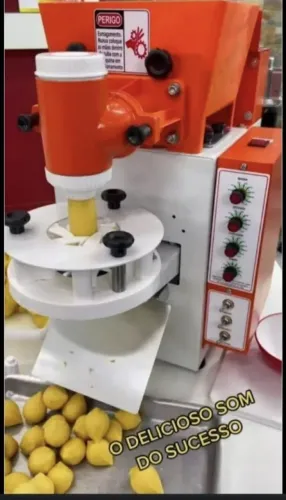 Vende-se uma modeladora de salgadinhos 