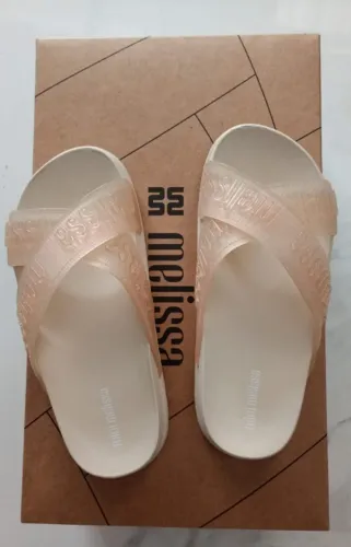 Vendo Melissa original tamanho 28 no valor de 80,00 super conservada
