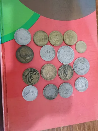 Diversas moedas antigas.
