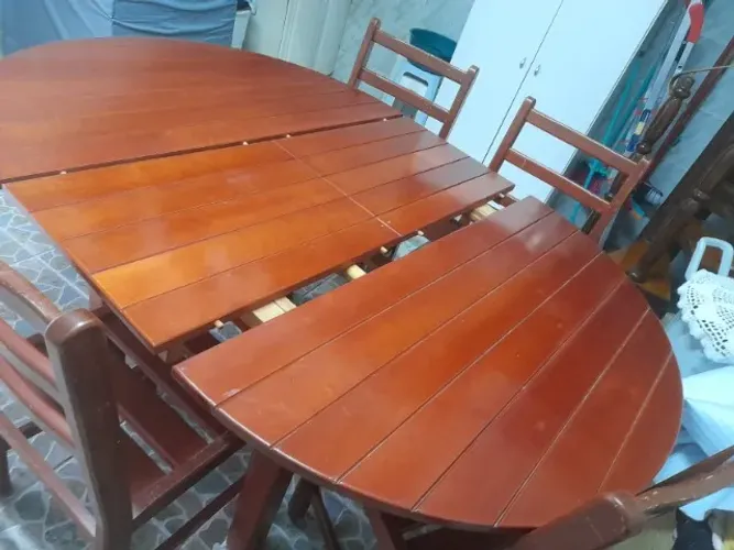 mesa redonda, elastica em madeira com 4 cadeiras R$ 450,