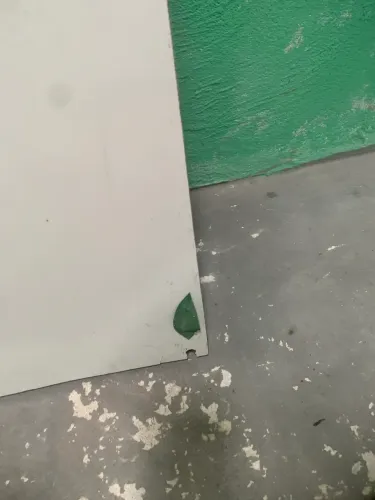 2 ventiladores de teto e quadro branco