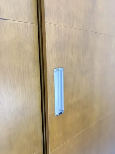 Guarda-roupa 3 portas de correr madeira maciça com gavetas, prateleiras e cabideiros