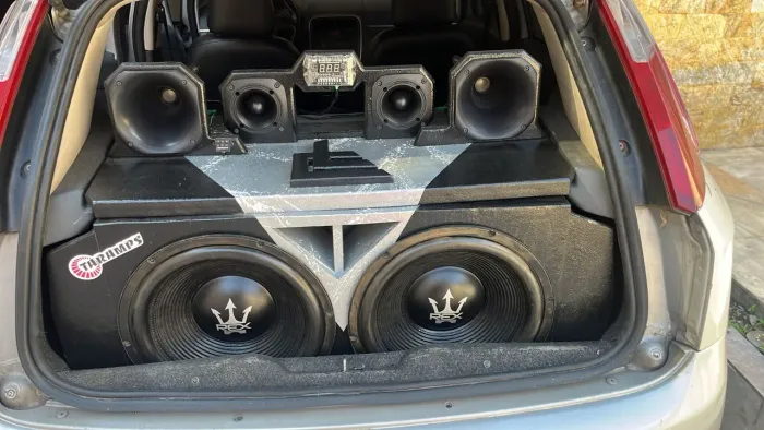 Som mala de carro 