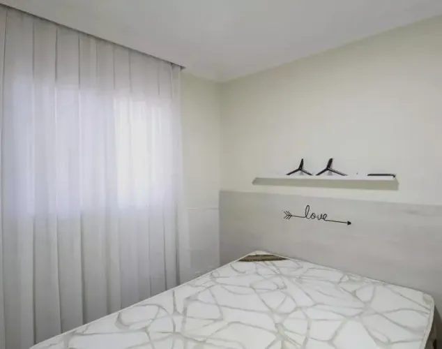 Apartamento ( 2 dormitórios ) , aluguel anual com caução e com mobília. 