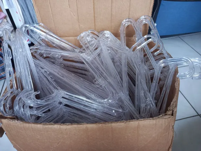 250 cabides acrílico + 270 presilhas