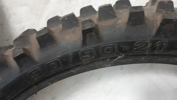 Pneus com 700km usados somente uma vez