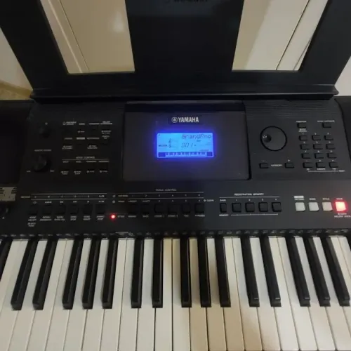 Teclado Yamaha PSR-E453 com suporte - BAIXEI