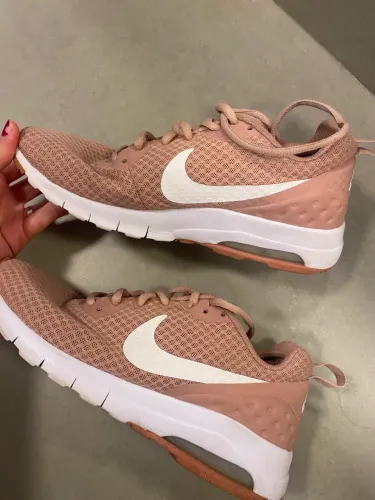 Tenis air max motion 2