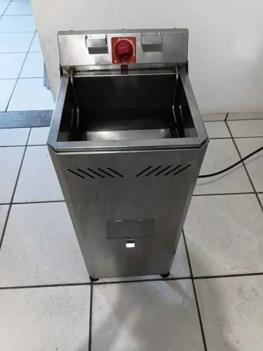 Fritadeira elétrica 220v 5000w pouco uso,acompanha cestos de fritura
