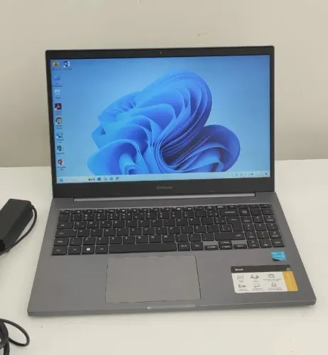 Samsung NP550XDA-KP3 Notebook Celeron 6305 4GB RAM SSD 128GB Full HD 15,6"