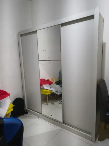 Guarda roupa com espelho