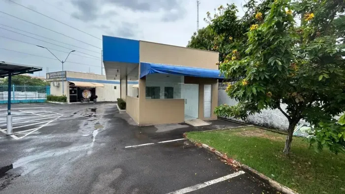 Sala comercial dentro do estacionamento de uma clínica