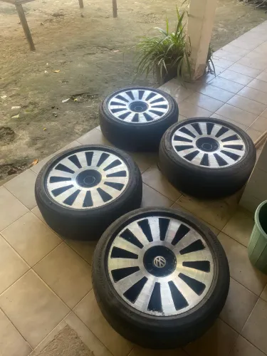 Vendo jogo de roda completo aro 17 sem nenhum trincado