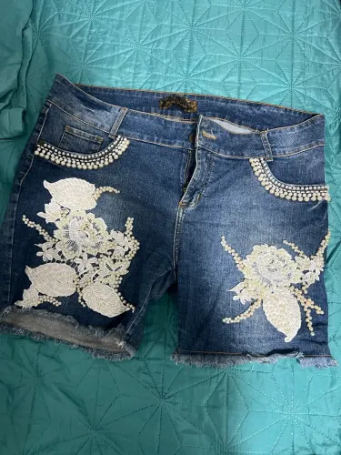 Short jeans 48 com aplicações de renda