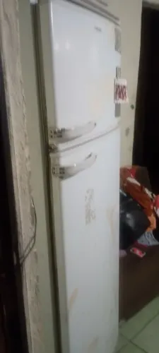 Geladeira com defeito na porta porém funcionando R$200,00