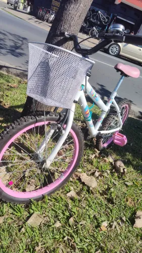 Bicicleta aro 20 infantil feminina, pouco tempo de uso, praticamente nova.