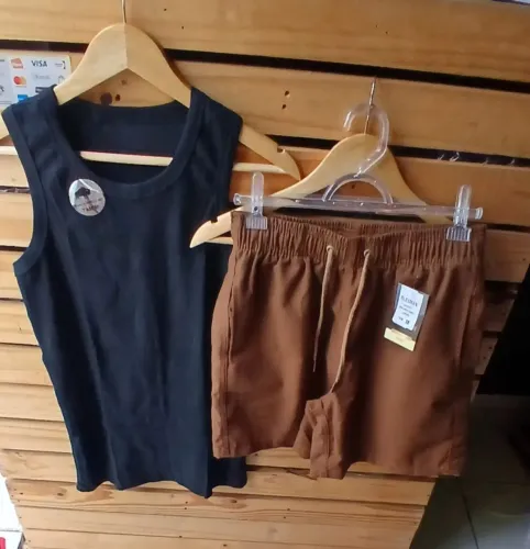 Vende-se roupas masculina. 