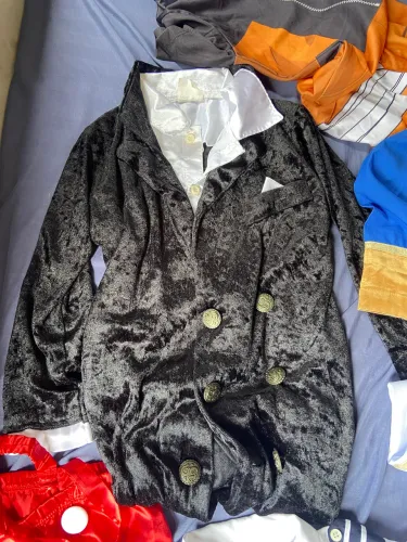 Vendo fantasias mais de 100 peças