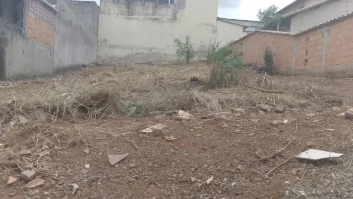 ATENÇÃO CONSTRUTORES EXCELENTE OPORTUNIDADE PARA CASA GEMINADA.
