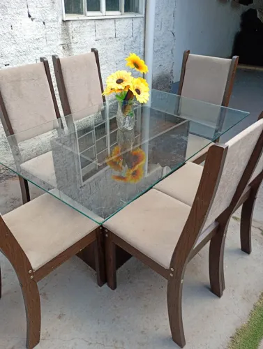 Mesa com tampo de vidro e 6 cadeiras bem conservadas entrego