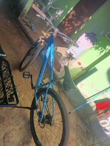 Vendo um bicicleta aro 29 freio a óleo funcionando perfeitamente troco por celular também 