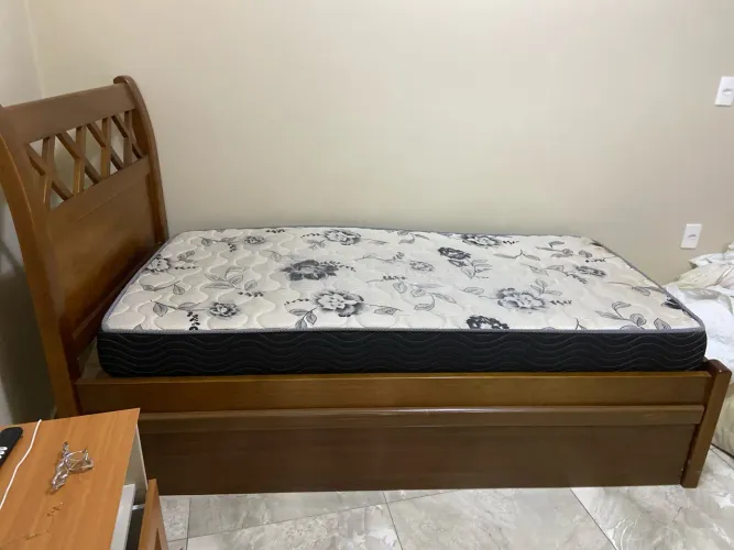 Cama de solteiro de madeira com cama auxiliar