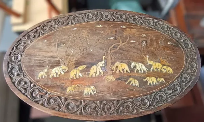 MESA DE CENTRO ENTALHADA COM ELEFANTES