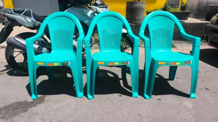 Cadeiras de plástico