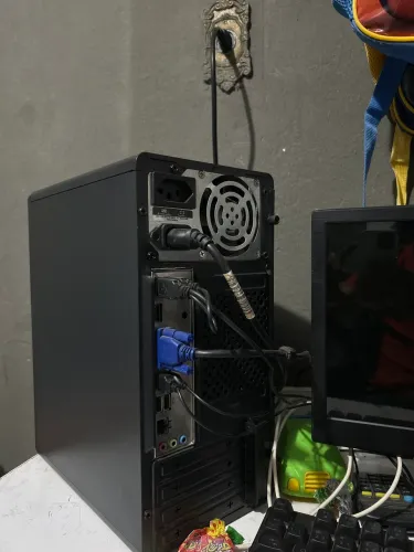 Computador com todos os cabos