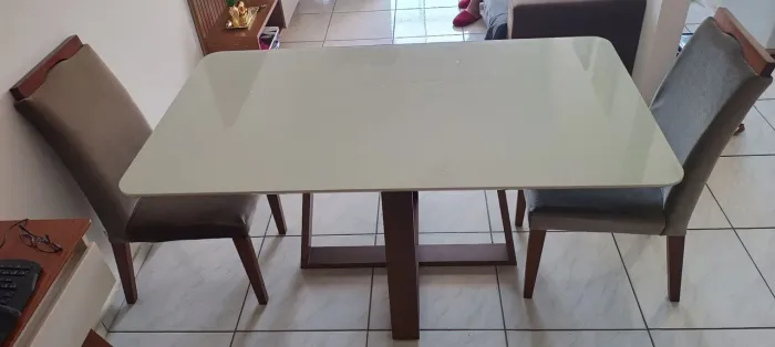 Mesa de jantar com aparador