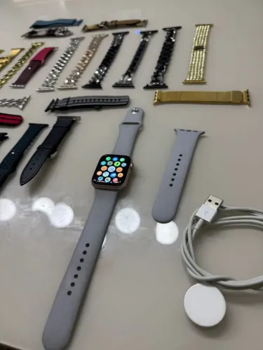Apple Watch 4 44mm - Rose Gold - Muitas pulseiras - Bateria dura dia todo
