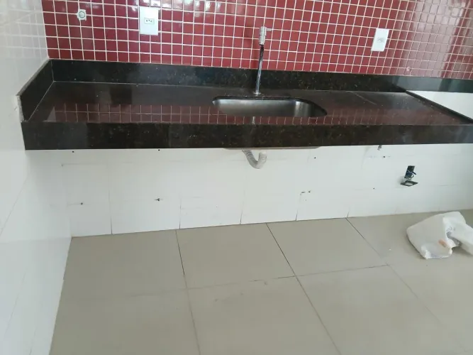 Bancada de cozinha com pia e torneira monocomando 2,00x0,62m
