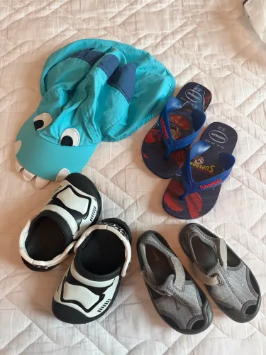 Boné H&M + 3 Calçados Nike, Crocs e Havaianas