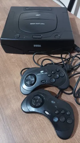Sega Saturno desbloqueado com 2 controles leitor ótimo
