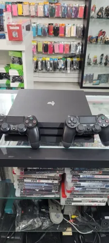 Ps4 pro com 3 com 2 controles