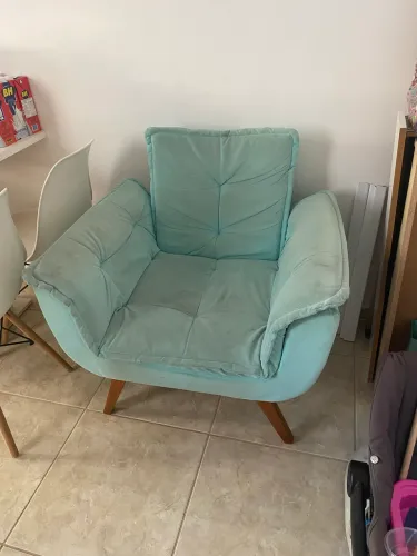 Poltrona em perfeito estado só precisa de uma limpeza.