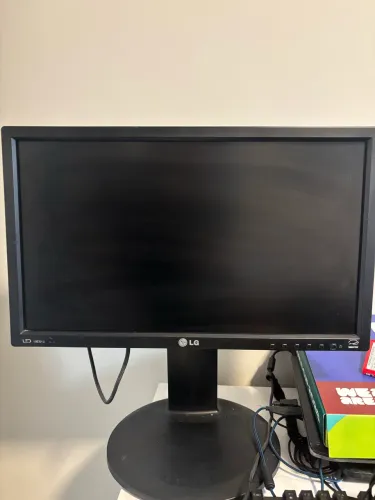 Monitor LG 19 polegadas, sem detalhes, impecável.