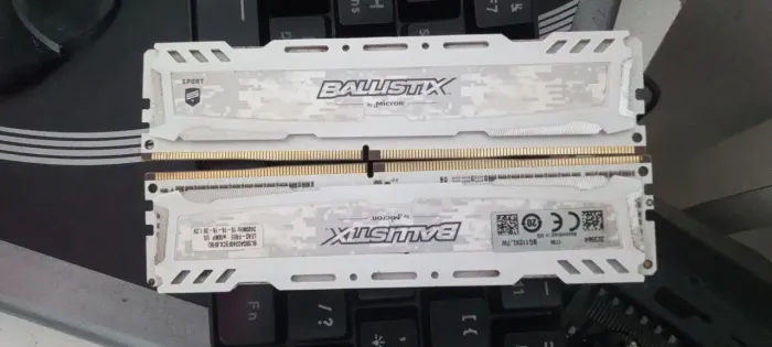 2 pente de memória RAM de 8 gb 2400mhz Troco tbm por algo de pc sendo processador e SSD